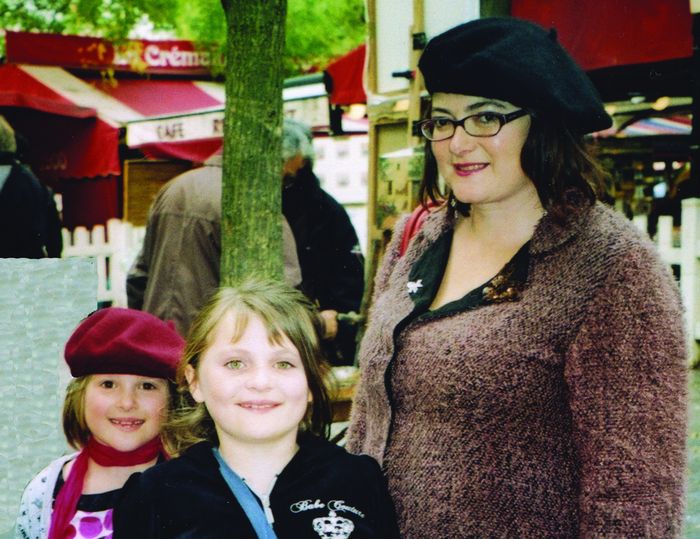 988_877.jpg Lizz with twins this year in Paris, Alexandra (left) and Catherine, both 9 although Catherine is 20 minutes older.