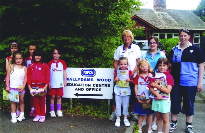 Rainbow leader Rosemary Noble, with helpers and girls at Mallydams Wood [back row, l-r: Rosemary, Sarah (young leader) and Louise (assistant leader).